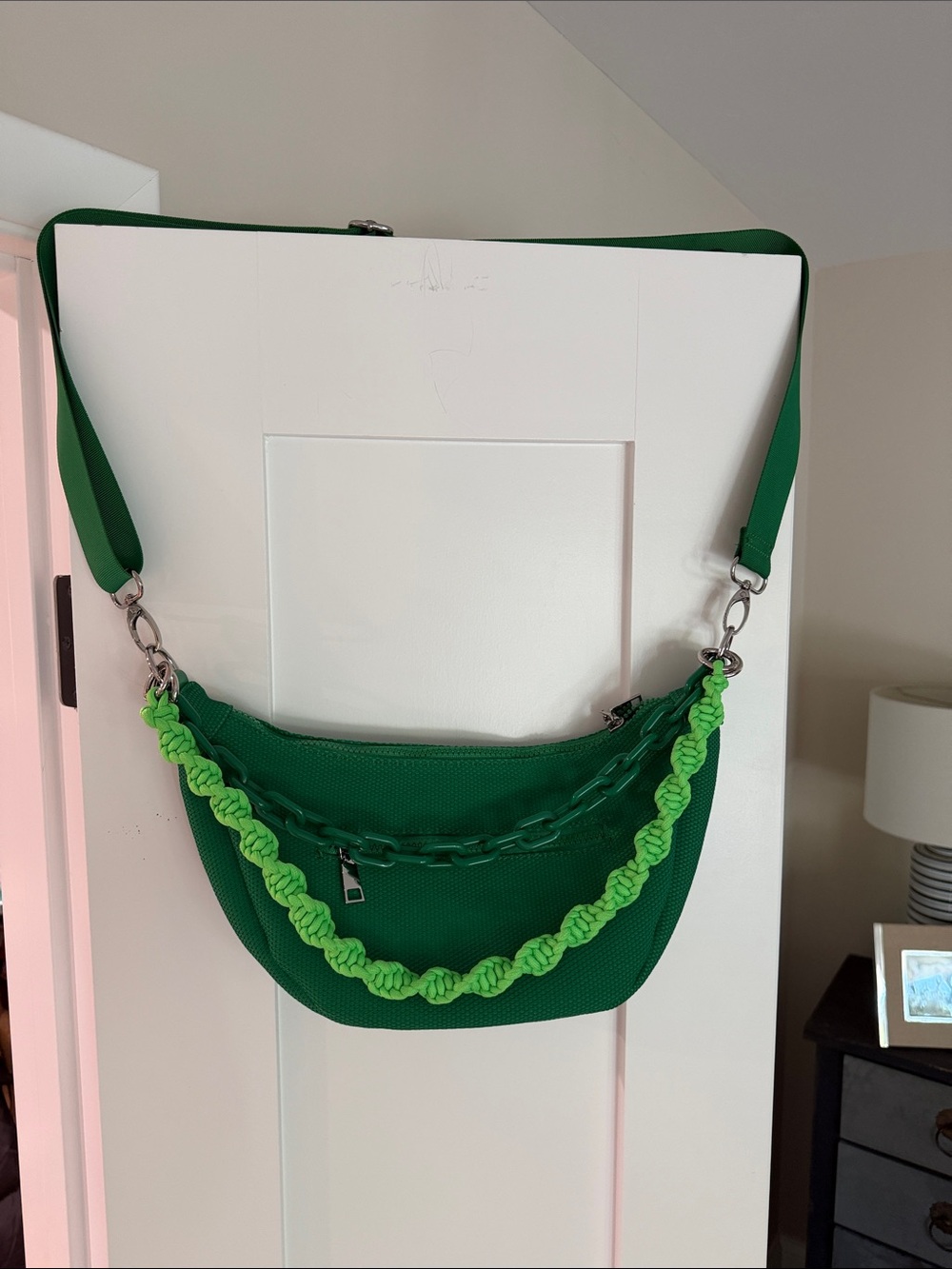 Vibrant Green Chain-Detail Crossbody Bag